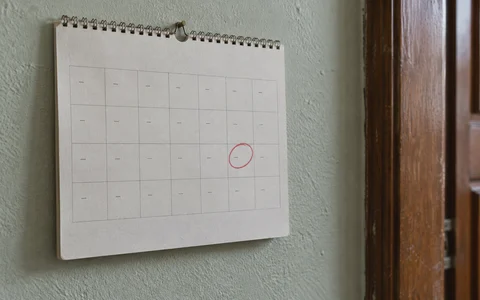 Calendário de parede aberto em Janeiro numa entrada de prédio