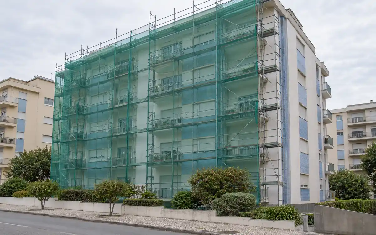 Imagem ilustrativa de um prédio de habitação em Vila Nova de Gaia com andaime na fachada durante a reabilitação